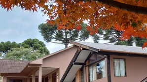 A two-story building with a balcony on the upper floor. - Refúgio das araucarias (Canela)