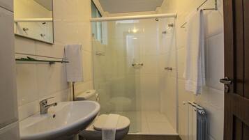 Economy kamer, 1 twee- of 2 eenpersoonsbedden, uitzicht op de binnenplaats | Badkamer | Een douche, een haardroger, handdoeken, zeep