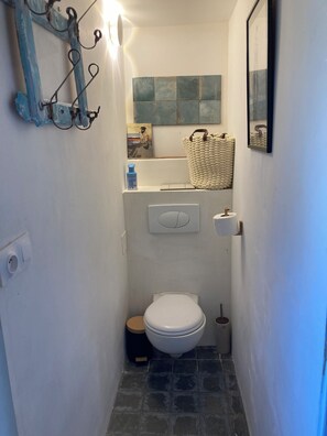 Bathroom - A cozy country cottage, L'Hôtel Neuf welcomes you from April through September! (Saint-Gravé)