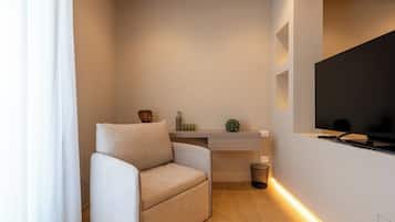 Deluxe-Dreibettzimmer, Stadtblick | Wohnbereich