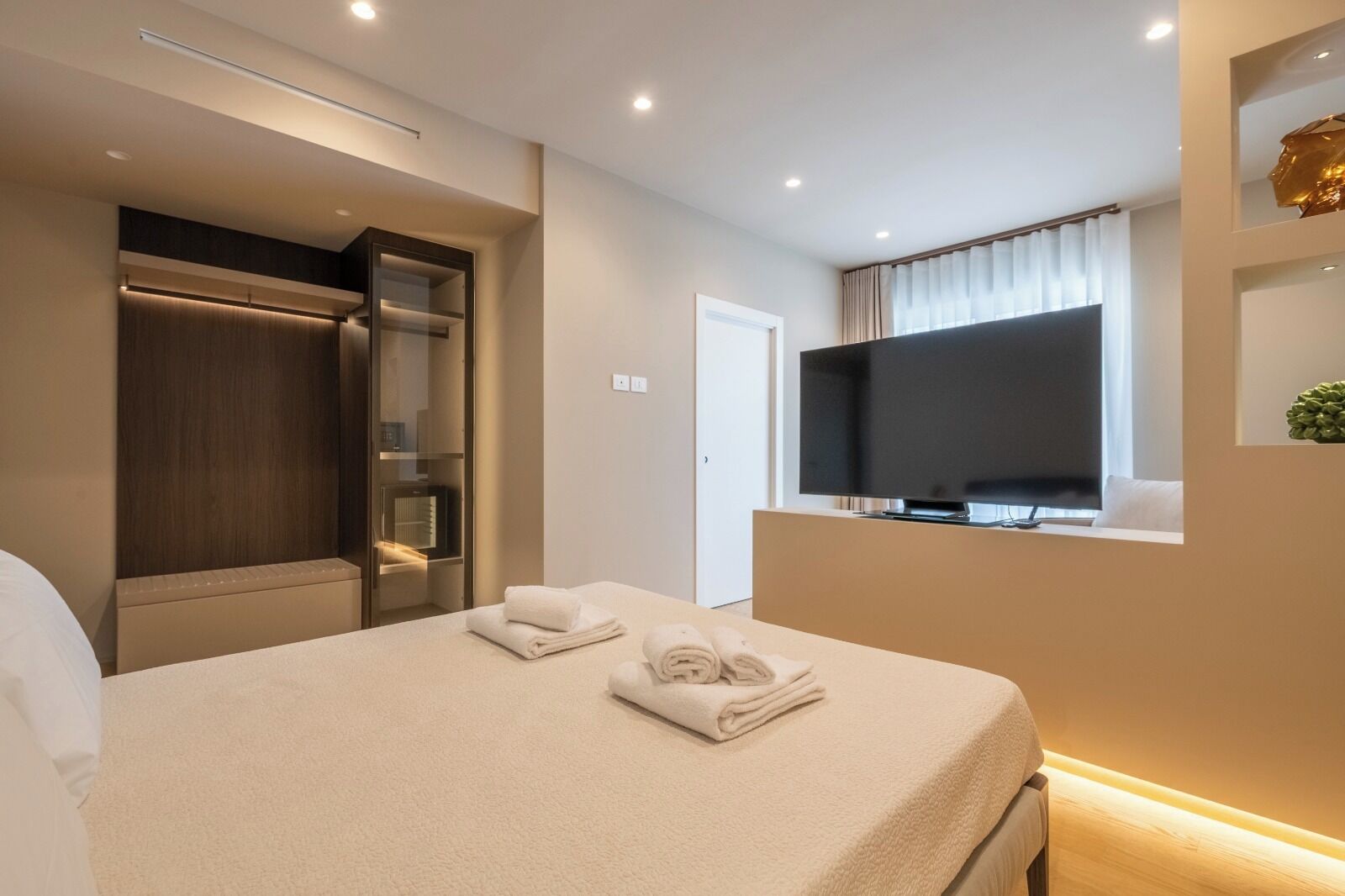Habitación triple Deluxe, vista a la ciudad | Caja de seguridad en la habitación, escritorio y cortinas blackout 