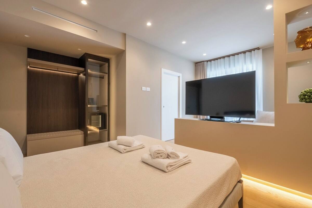 Deluxe Triple Room, City View | In-room safe, desk, blackout drapes, iron/ironing board