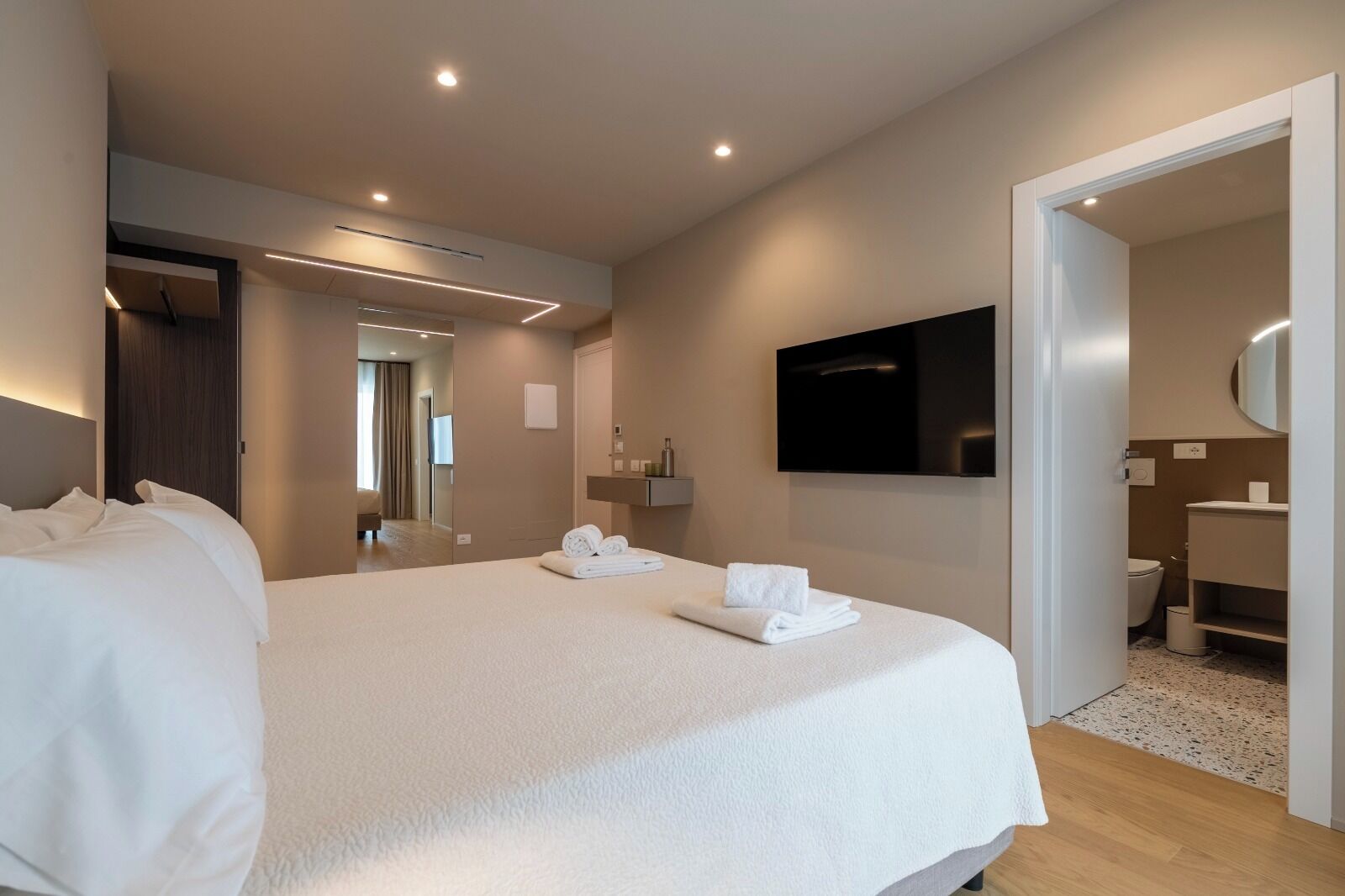 Habitación Deluxe con 1 cama matrimonial o 2 individuales, vista a la ciudad | Caja de seguridad en la habitación, escritorio y cortinas blackout 