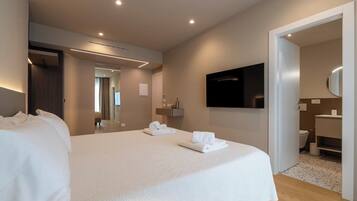 Deluxe Double or Twin Room, City View | In-room safe, desk, blackout drapes, iron/ironing board