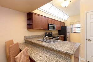 Coffee/tea maker, fridge, microwave, oven - TWO-BEDROOM Villa at WESTGATE LAKES Resort near Universal Studios (Orlando)