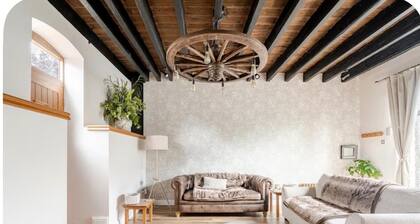 The Hurst Stable, Sleeps 4 With Hot Tub & Parking