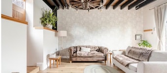 The Hurst Stable, Sleeps 4 With Hot Tub & Parking