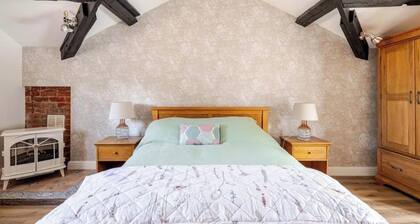 The Hurst Stable, Sleeps 4 With Hot Tub & Parking