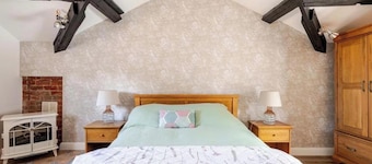 The Hurst Stable, Sleeps 4 With Hot Tub & Parking