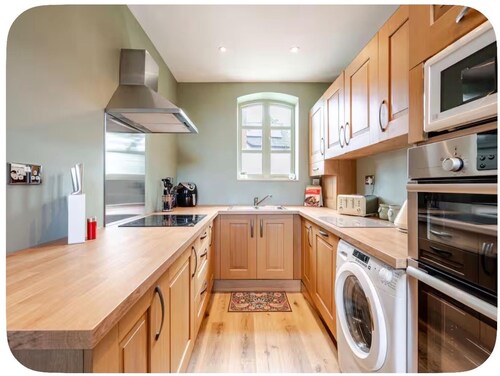 The Hurst Stable, Sleeps 4 With Hot Tub & Parking