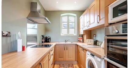 The Hurst Stable, Sleeps 4 With Hot Tub & Parking