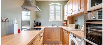 The Hurst Stable, Sleeps 4 With Hot Tub & Parking