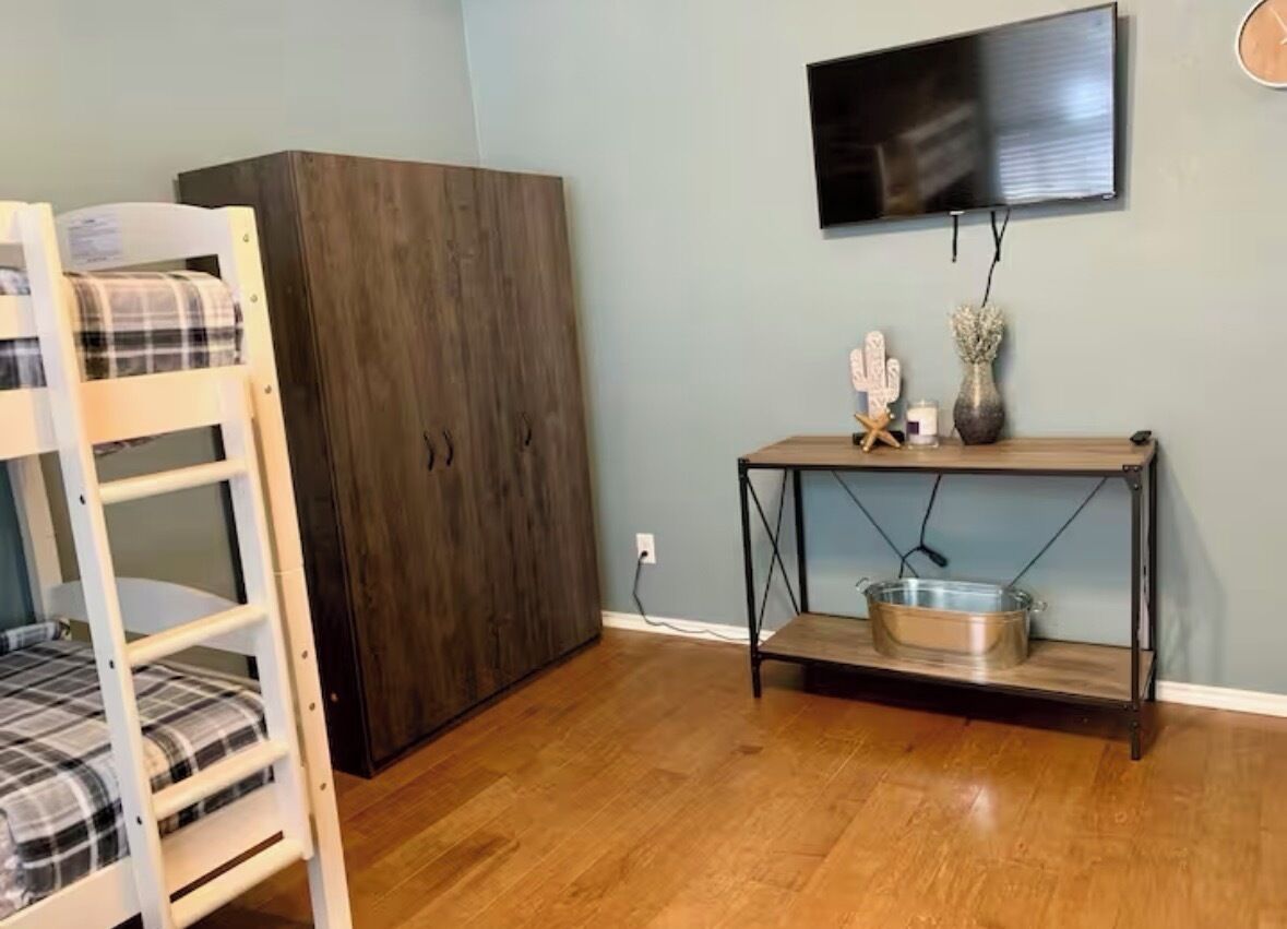 5 bedrooms, iron/ironing board, WiFi, bed sheets