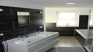Shower, hair dryer, towels, soap - Large vacation rental for groups and families with 3 bedrooms. Pet-friendly! (Erfurt)