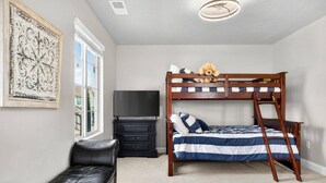 Travel crib, WiFi, bed sheets