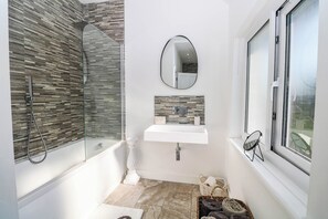 Shower - Terminus Avenue (Bexhill-on-Sea)