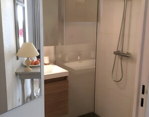A bathroom with a sink, mirror, and shower. - Bright Apartment by the Ligurian sea (La Croix-Valmer)
