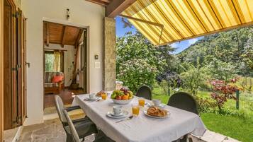 Family Chalet, 2 Bedrooms, 2 Bathrooms (Chalet La Gigliola) | Outdoor dining