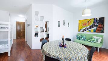 Apartment, 1 Bedroom | Dining room