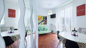 Apartment, 1 Bedroom | Dining room
