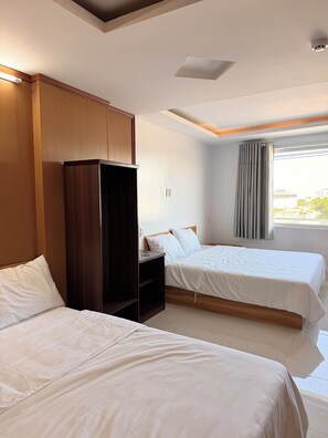 Desk, laptop workspace, free WiFi - Lumea Cam Ranh (Cam Ranh)