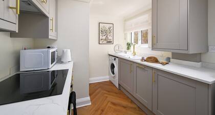 1 Bed - Sleeps 2 - Near Beach - Parking