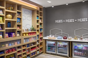 Quiosco de venta de aperitivos y bebidas, con una selección de productos como papas fritas, galletas y bebidas embotelladas.