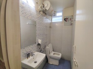 Regadera, toallas, jabón, shampoo 