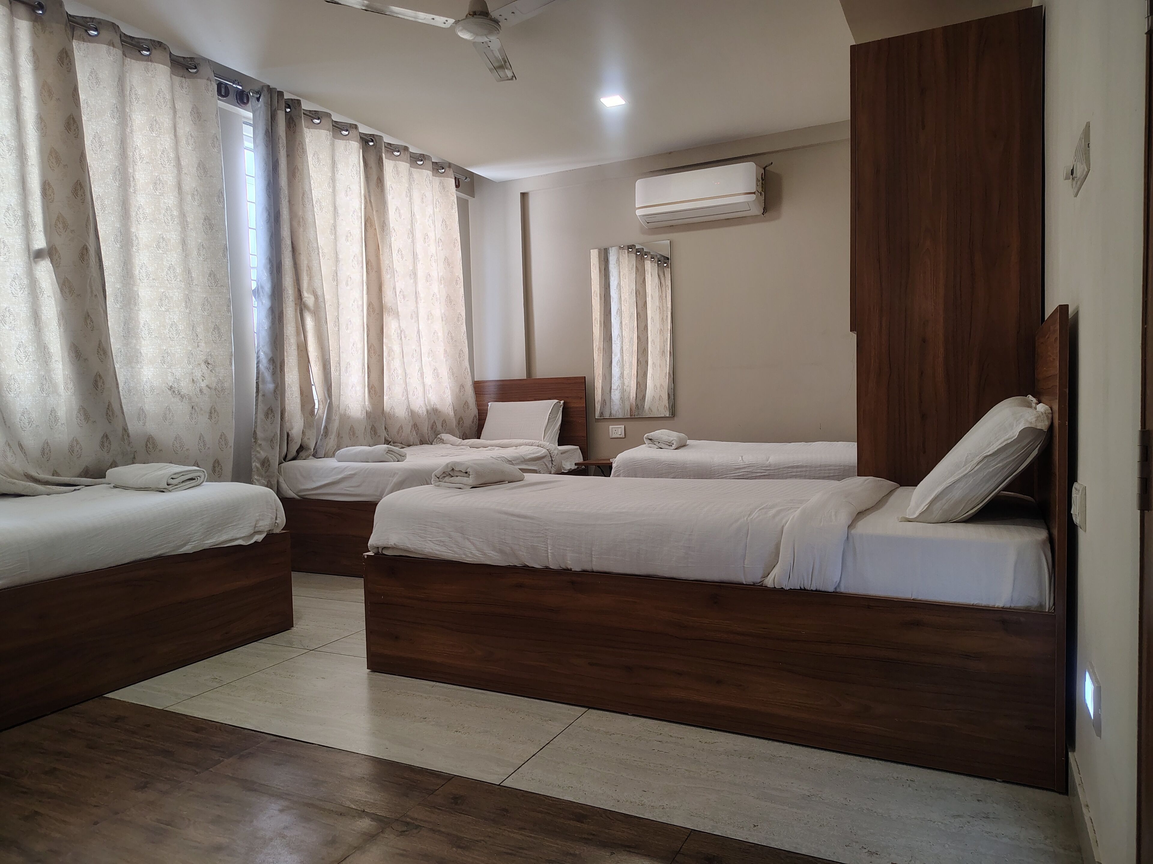 Habitación familiar | Escritorio, espacio para trabajar con laptop y wifi gratis 