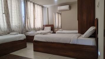 Family Room | Desk, laptop workspace, WiFi (free)