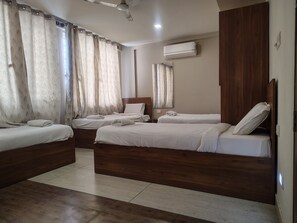 Habitación familiar | Escritorio, espacio para trabajar con laptop y wifi gratis 