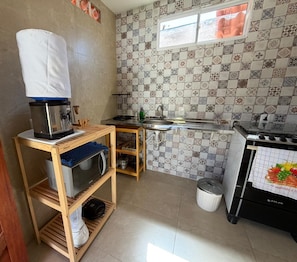 Frigorifero, microonde, forno, pentole/stoviglie/utensili