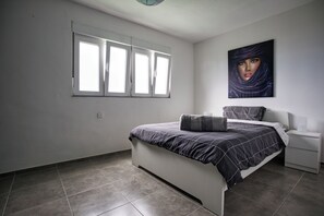 Tabla de planchar con plancha, wifi y ropa de cama 