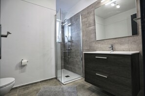 Regadera, secadora de cabello, bidet, toallas 