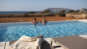 Deluxe-Villa, Buchtblick | Pool | Außenpool (je nach Saison geöffnet)