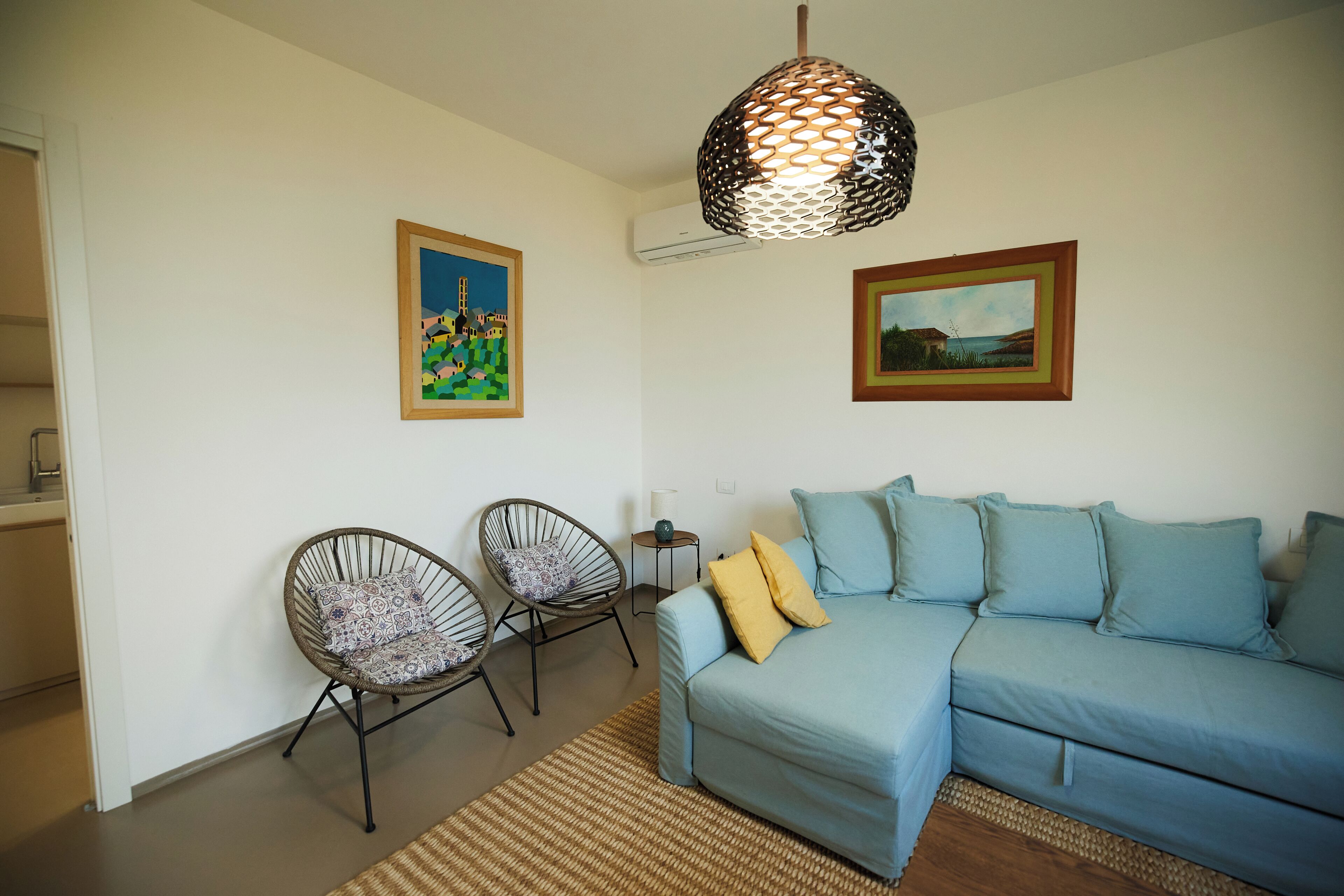 Villa Deluxe, vistas a la bahía | Zona de estar | Una televisión de pantalla plana, libros, un reproductor estéreo