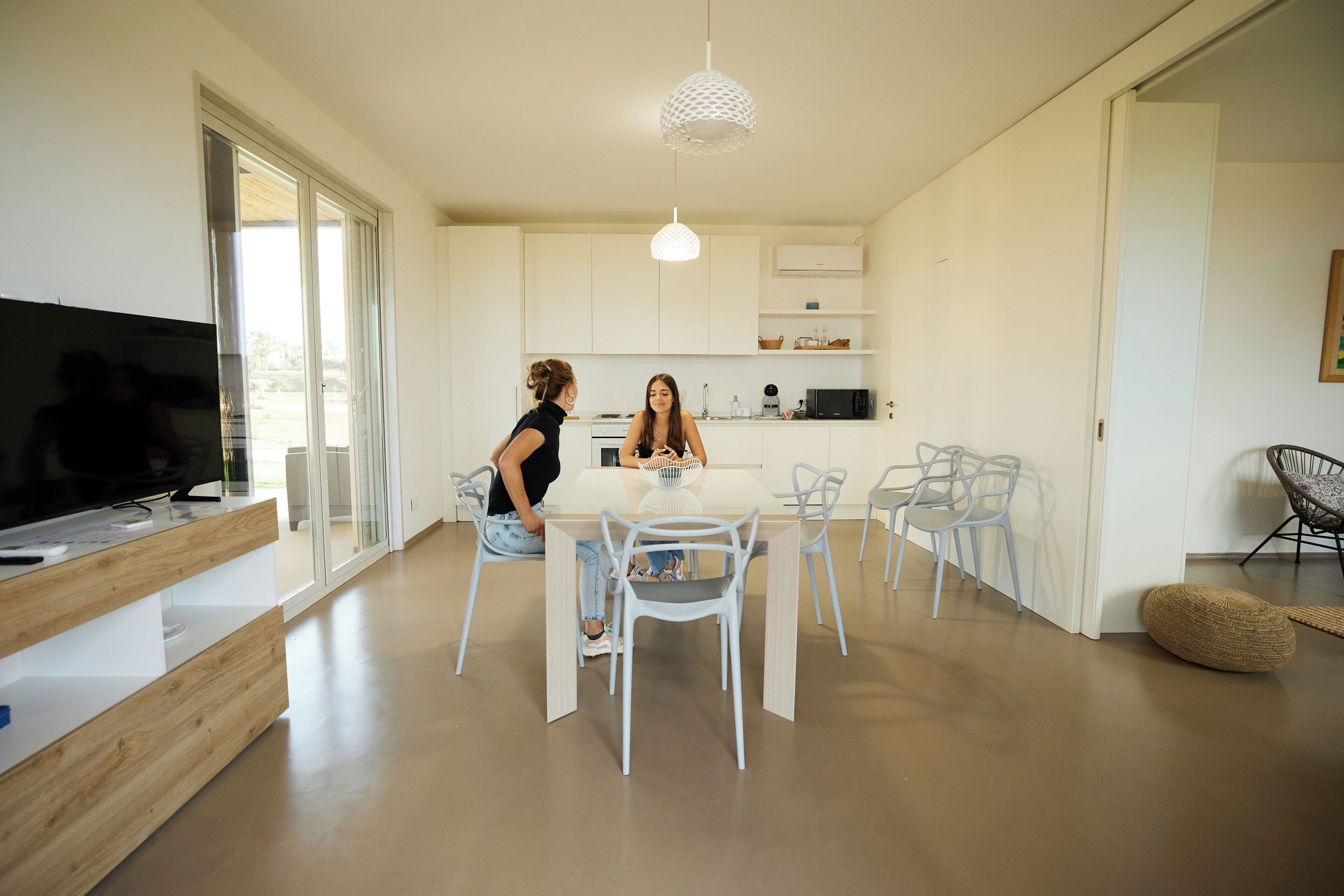 Villa Deluxe, vistas a la bahía | Zona de estar | Una televisión de pantalla plana, libros, un reproductor estéreo
