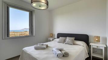 Deluxe-Villa, Buchtblick | Zimmersafe, schallisolierte Zimmer, Bügeleisen/Bügelbrett