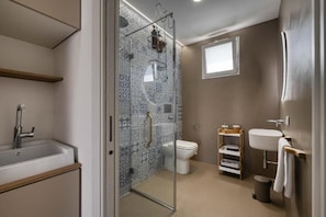 Deluxe-Villa, Buchtblick | Badezimmer | Kostenlose Toilettenartikel, Haartrockner, Handtücher, Seife