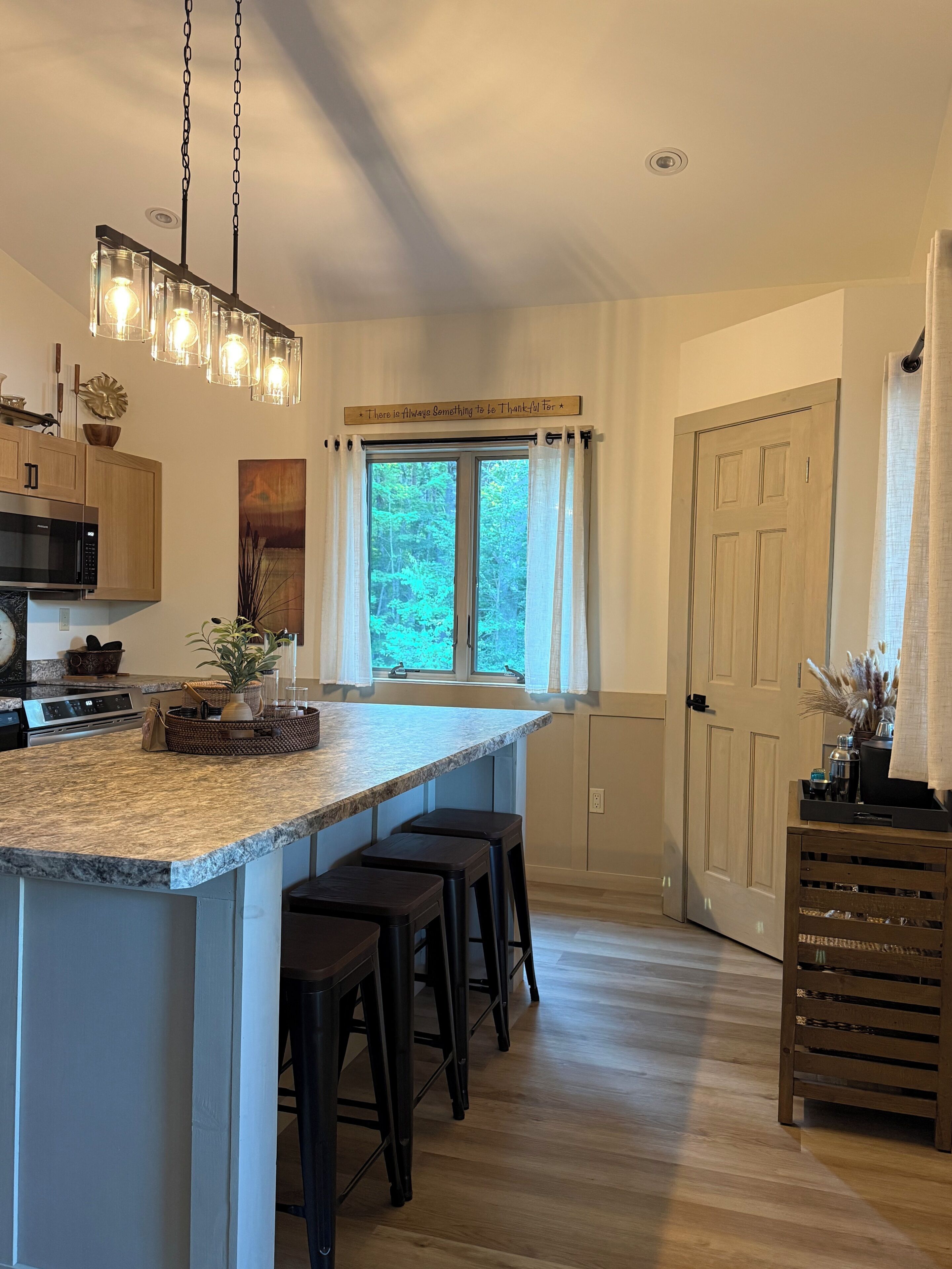 Coffee/tea maker, fridge, microwave, stovetop