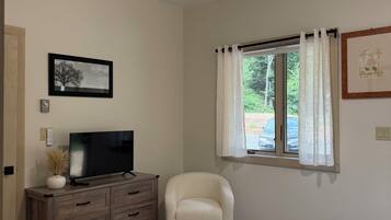2 bedrooms, iron/ironing board, travel cot, free WiFi