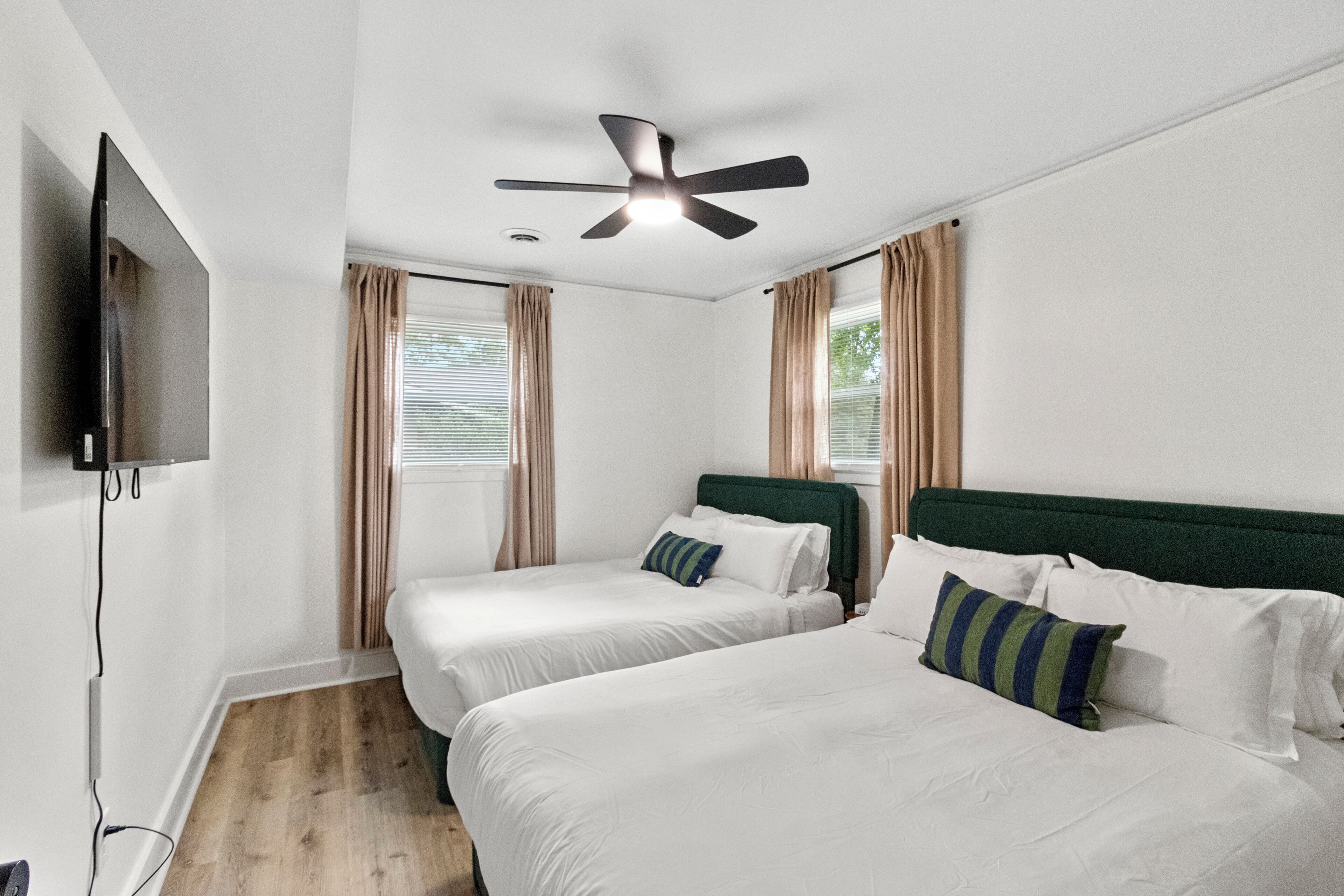 4 bedrooms, iron/ironing board, WiFi, bed sheets