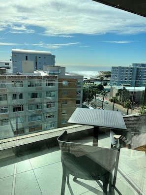 Outdoor dining - Modern Vibrant 2 Bedroom Apartment with Views (Cape Town)