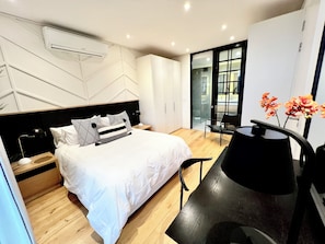 Iron/ironing board, WiFi, bed sheets - Modern Vibrant 2 Bedroom Apartment with Views (Cape Town)