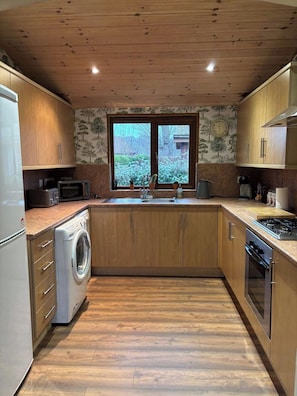 Fridge, microwave, oven, stovetop - Cabin Sleeps 4 With Hot Tub and Parking (York)