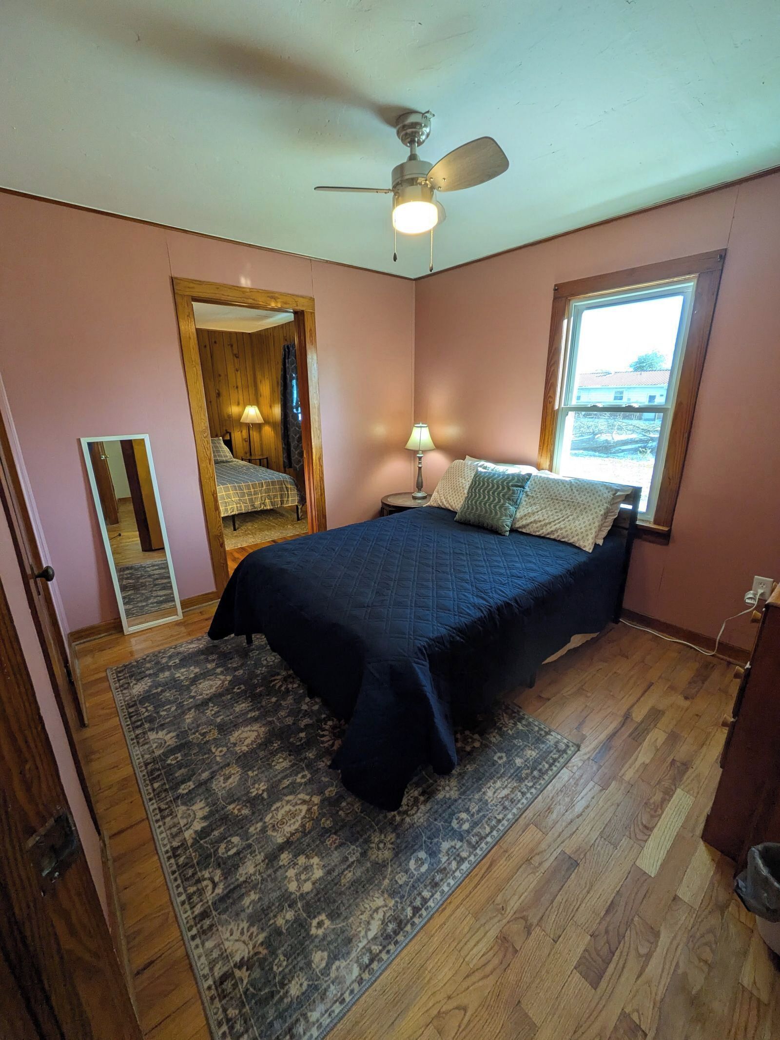 3 bedrooms, iron/ironing board, WiFi (free), bed sheets
