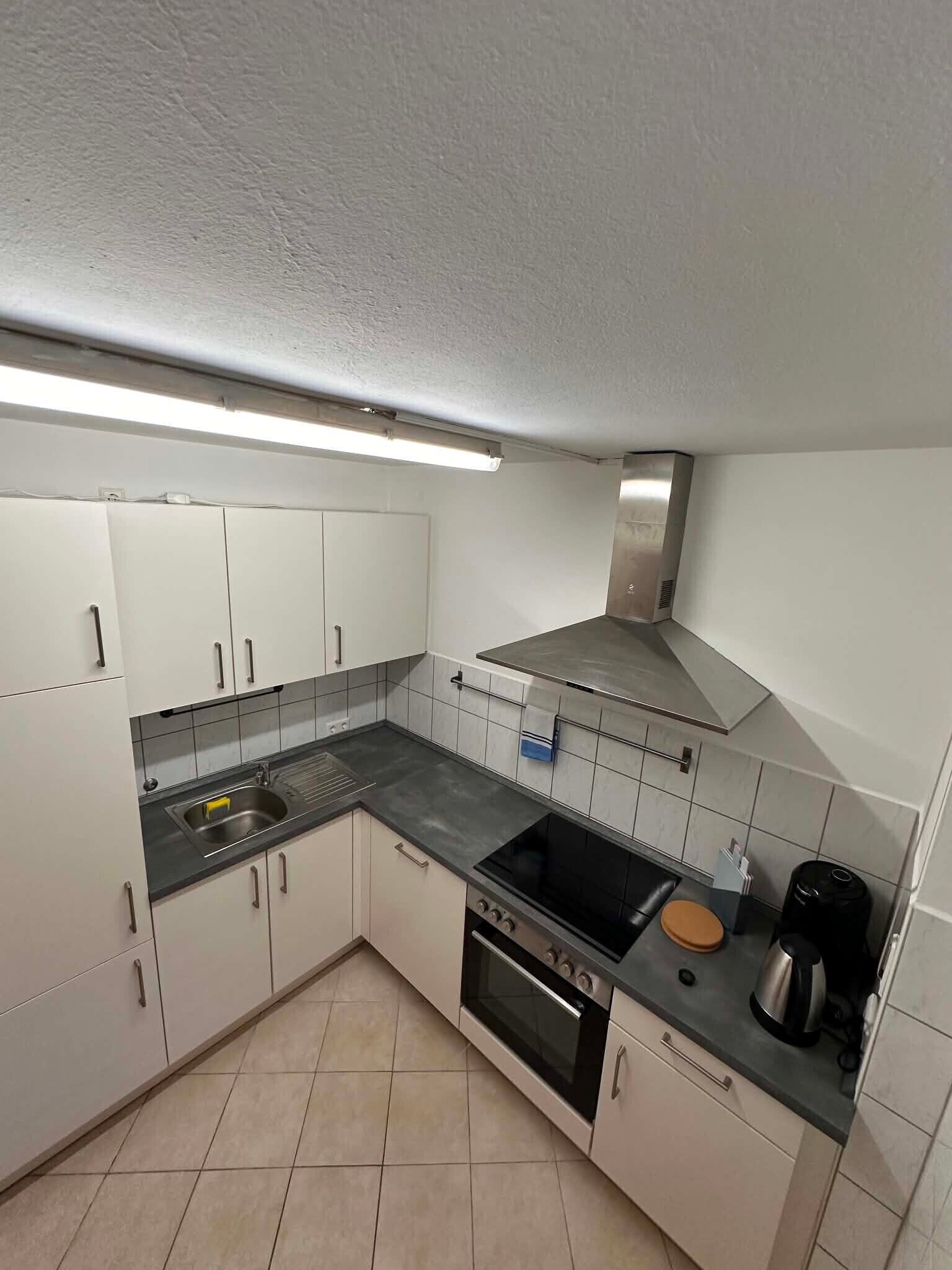 Wasserkocher mit Kaffee-/Teezubehör, Kühlschrank, Ofen, Herdplatte
