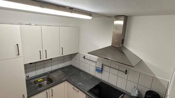 Wasserkocher mit Kaffee-/Teezubehör, Kühlschrank, Ofen, Herdplatte