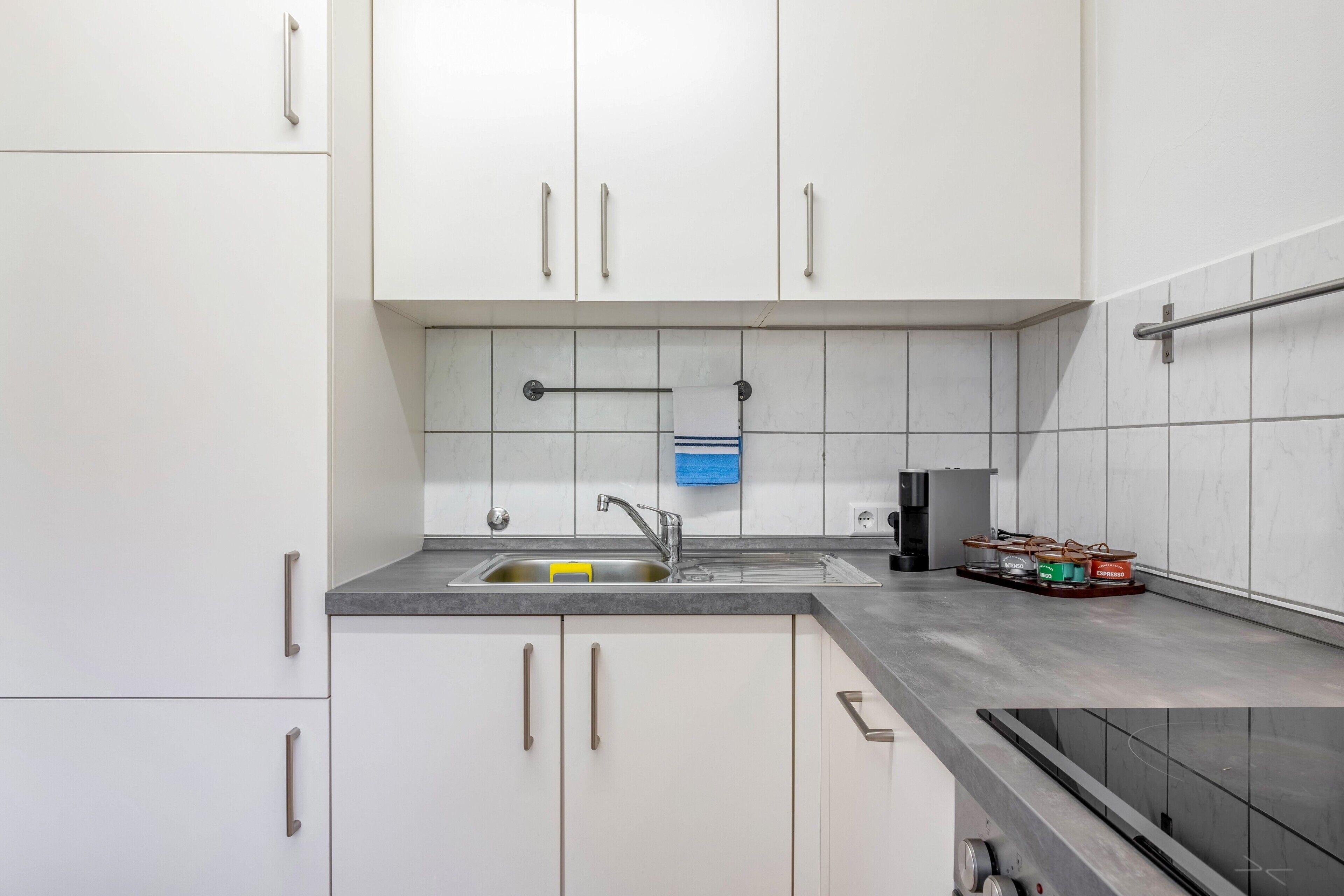 Wasserkocher mit Kaffee-/Teezubehör, Kühlschrank, Ofen, Herdplatte