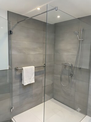 Shower, towels - Apartment '50 Qm City' with Private Terrace and Wi-Fi (Erkelenz)